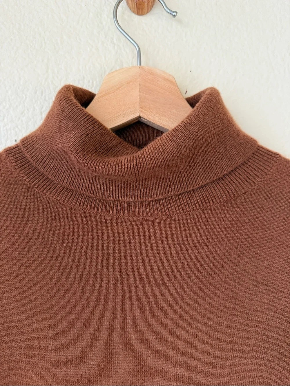 Theory Men’s Brown Turtleneck Fine Knit Sweater Size M